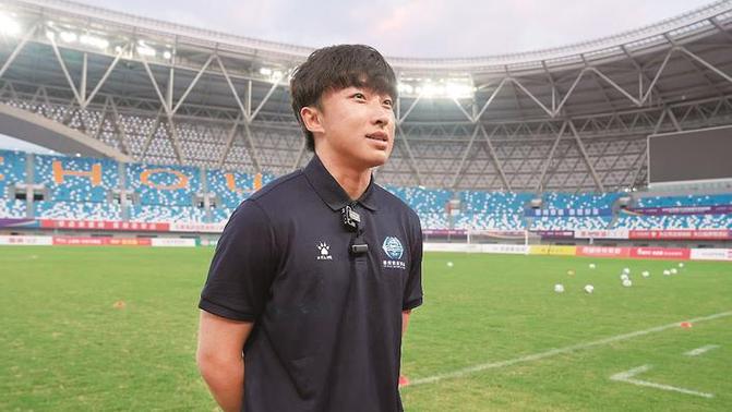 捧杯时刻！泰州队全队身着金色战袍，捧起首届苏超冠军奖杯！