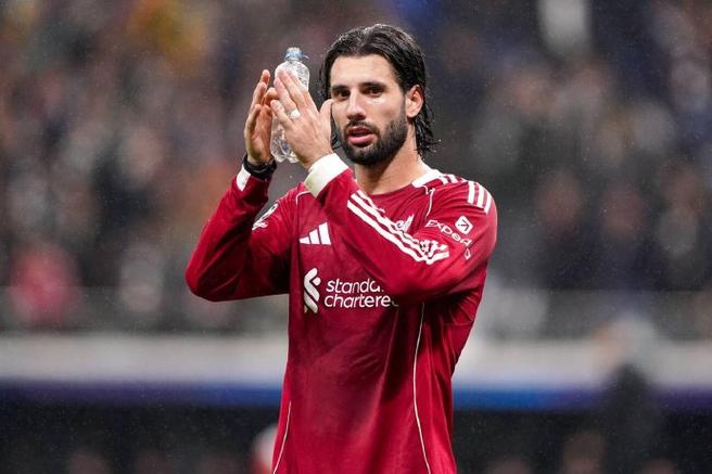 索博斯洛伊拖延时间，埃梅里愤怒将其推开，索博领到黄牌