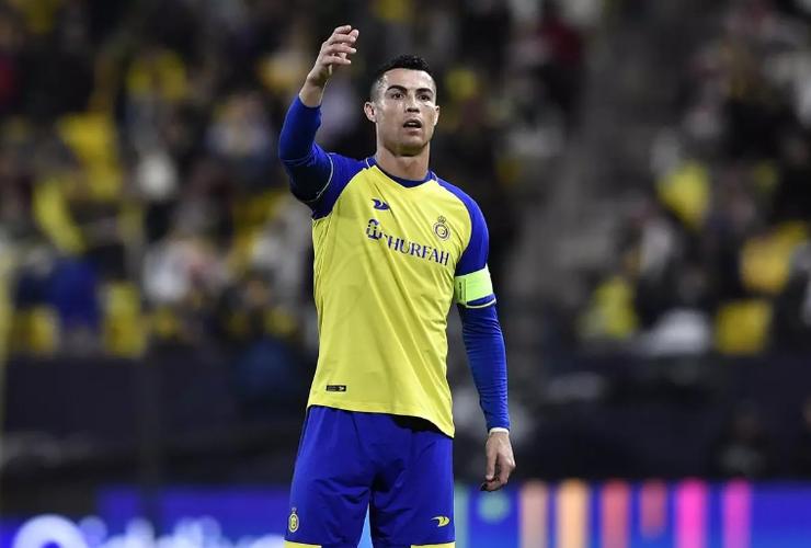 吉滕斯你干嘛！吉滕斯单刀几乎空门的机会，竟然直接打飞机了