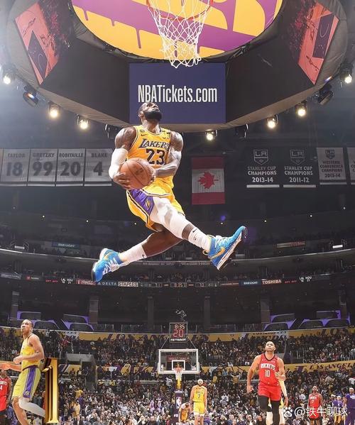 小里弗斯：东里都不以防守见长 詹姆斯也老了 内线艾顿盖帽也一般