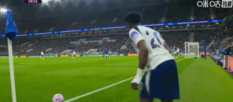 将帅不和？👀斯彭斯与范德芬赛后无视弗兰克交流，后者一脸懵