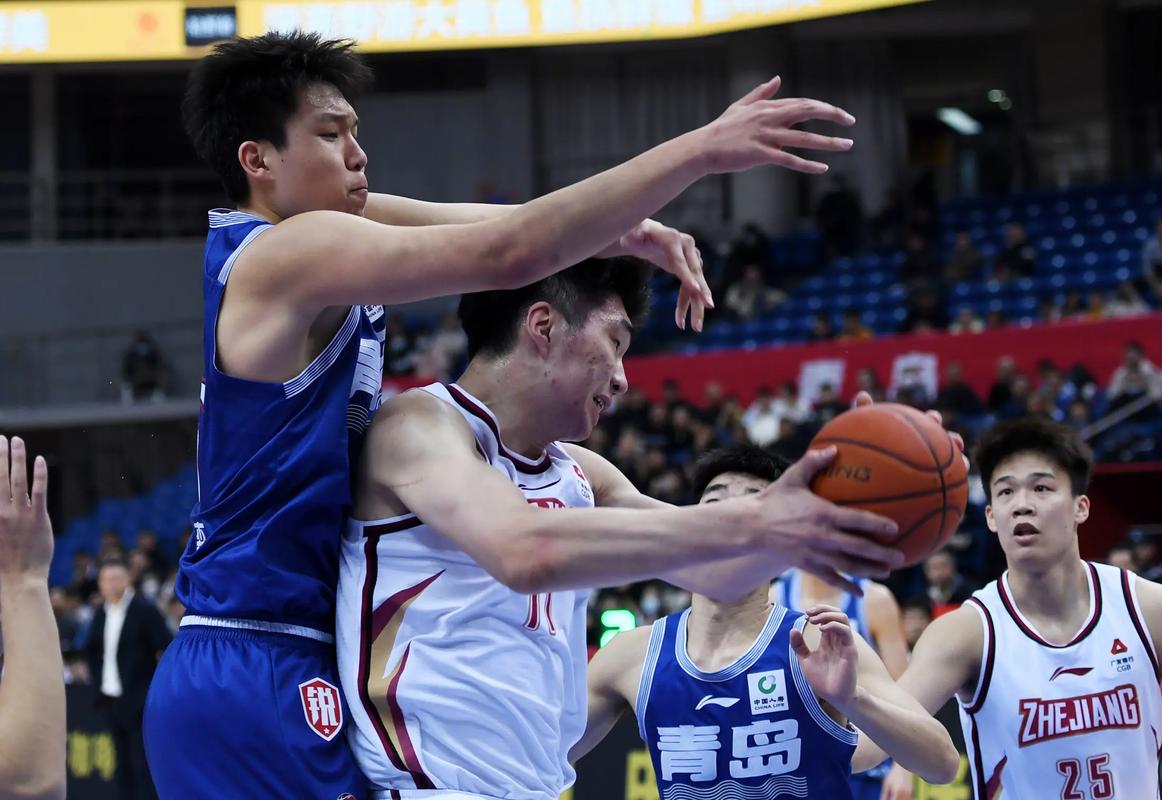 杨瀚森被下放！解说：先多打上比赛吧 和小丁聊过中锋在那很难打