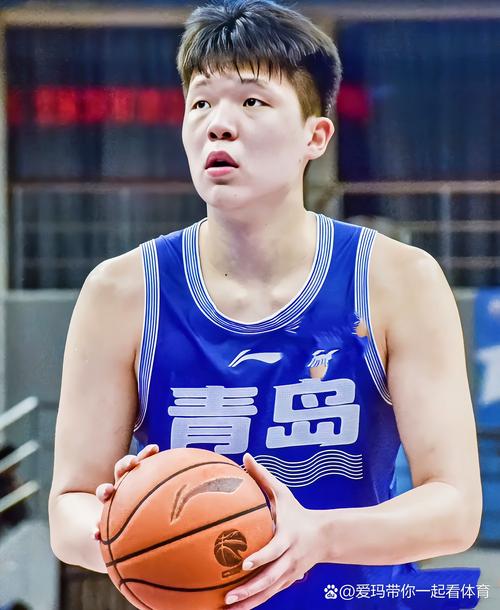 杨瀚森吃个宵夜就圆润了？体坛记者：我是看不出来 也没看到数据