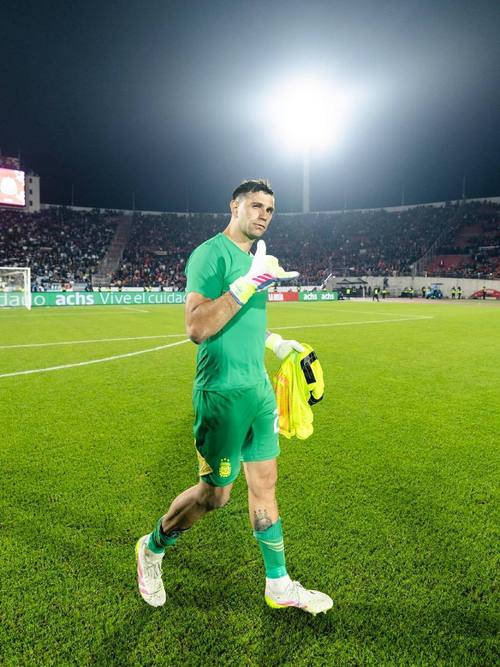 马斯坦托诺本场数据：射门过人挂零，8次对抗2次成功，获评7分