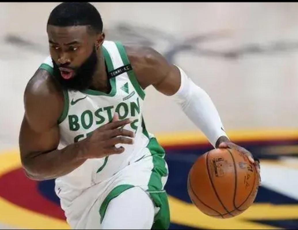 真给机会呀！凯尔特人32.9秒领先2分 杰伦-布朗第二罚弹框而出