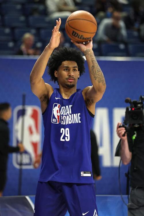 皮尔斯:马刺有哈珀&瓦塞尔了 该用福克斯换个能保护文班的人