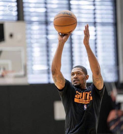 你抱怨啥？布拉德利撞翻库里被吹犯规送后者3+1 坐在地上喋喋不休