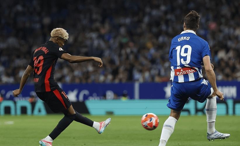 改变来了?亚马尔一改此前“加冕”方式,进球后亮队徽和队友庆祝