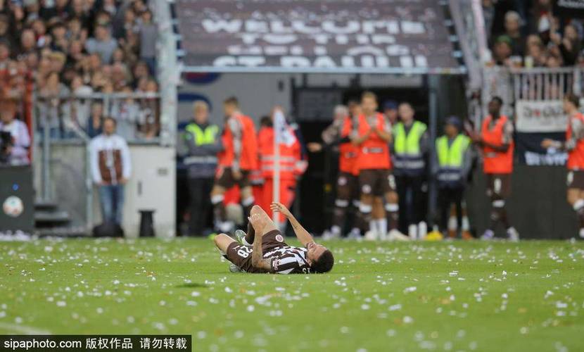 莫德里奇数据：2次关键传球+7次传中，2次解围1次拦截，获评8.1分