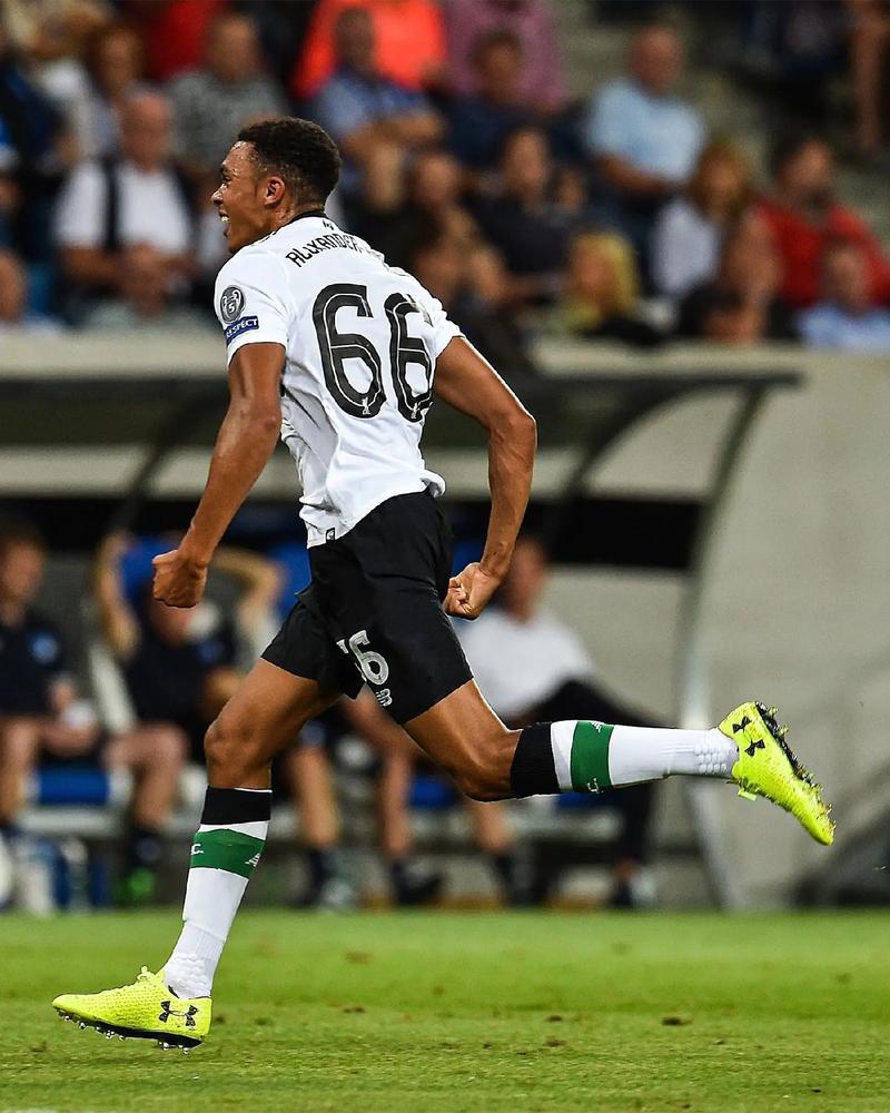 阿诺德INS晒抵达利物浦照：HOME