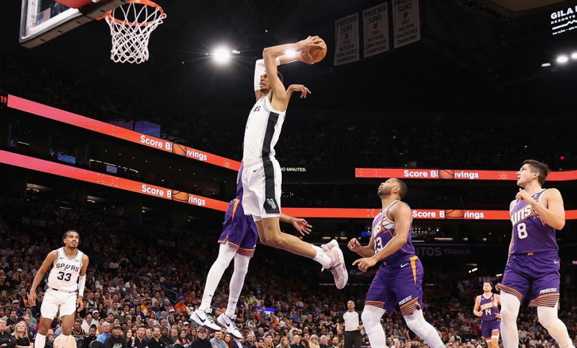 主场迎战马刺！布克戴着墨镜出场大哥范十足 邓恩黑色小皮鞋亮眼