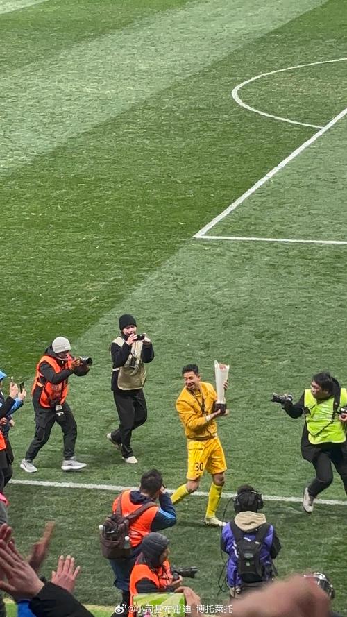 两脚传球打穿防线！素巴猜第15分钟捅射破门，海港0-1落后武里南