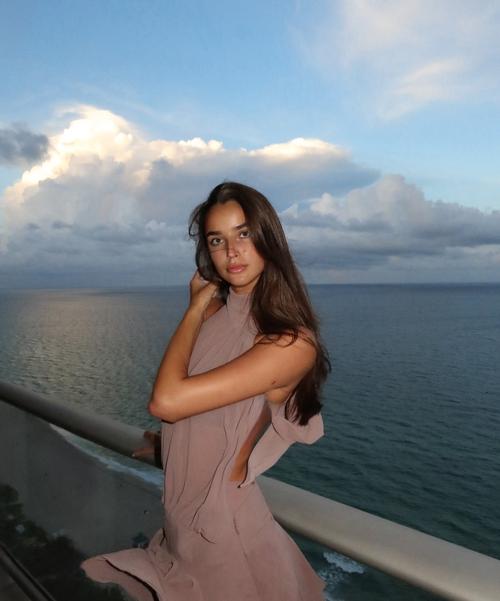 太阳报:47岁女模特自曝昔日往事,曾与足坛帅哥格拉利什接吻