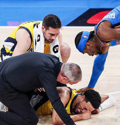 危险动作！约翰逊铲球亮鞋钉踢到洛佩斯跟腱位置，被改判红牌罚下