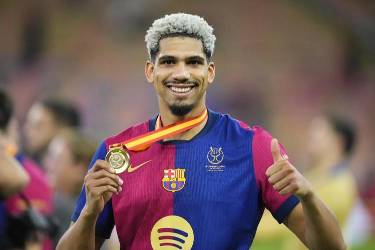 拉菲尼亚落选FIFPRO年度最佳11人，阿劳霍社媒晒队友夺冠照声援