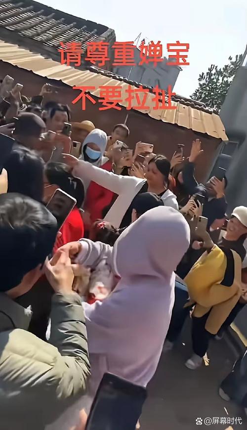 热心市民安妞😂安东内拉街头偶遇采访：你是做什么工作的？