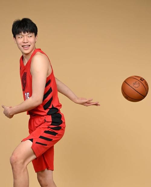 小杨下一场能上不？开拓者训练照：到处是杨瀚森 夏普&格兰特大笑