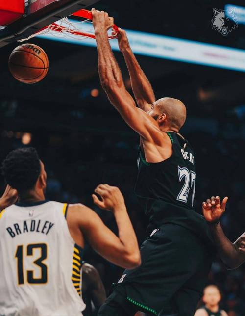 白热化！里德三分命中后森林狼反超比分 哈滕空接暴扣迅速回应