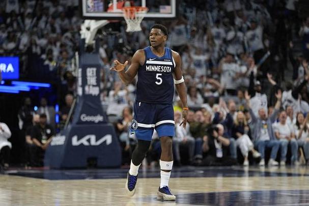 被防住了！爱德华兹上半场5投1中&三分3中0 仅得6+4+4