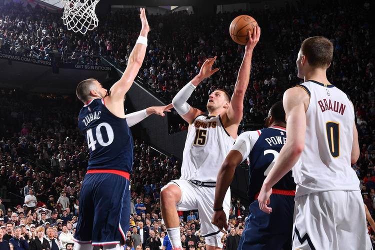 篮板掉脸上都不抢!约基奇带伤出战&全场仅丢1罚球拿26分9板10助